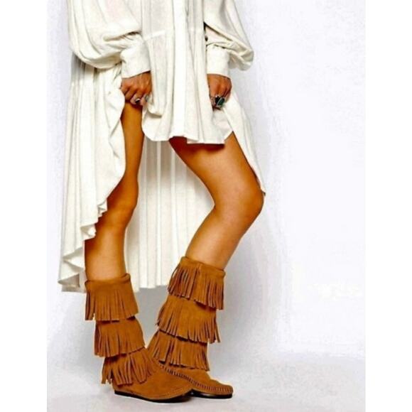 Minnetonka Three Layer Fringe Calf High Boots in Light Brown in Size 10 - Picture 3 of 10